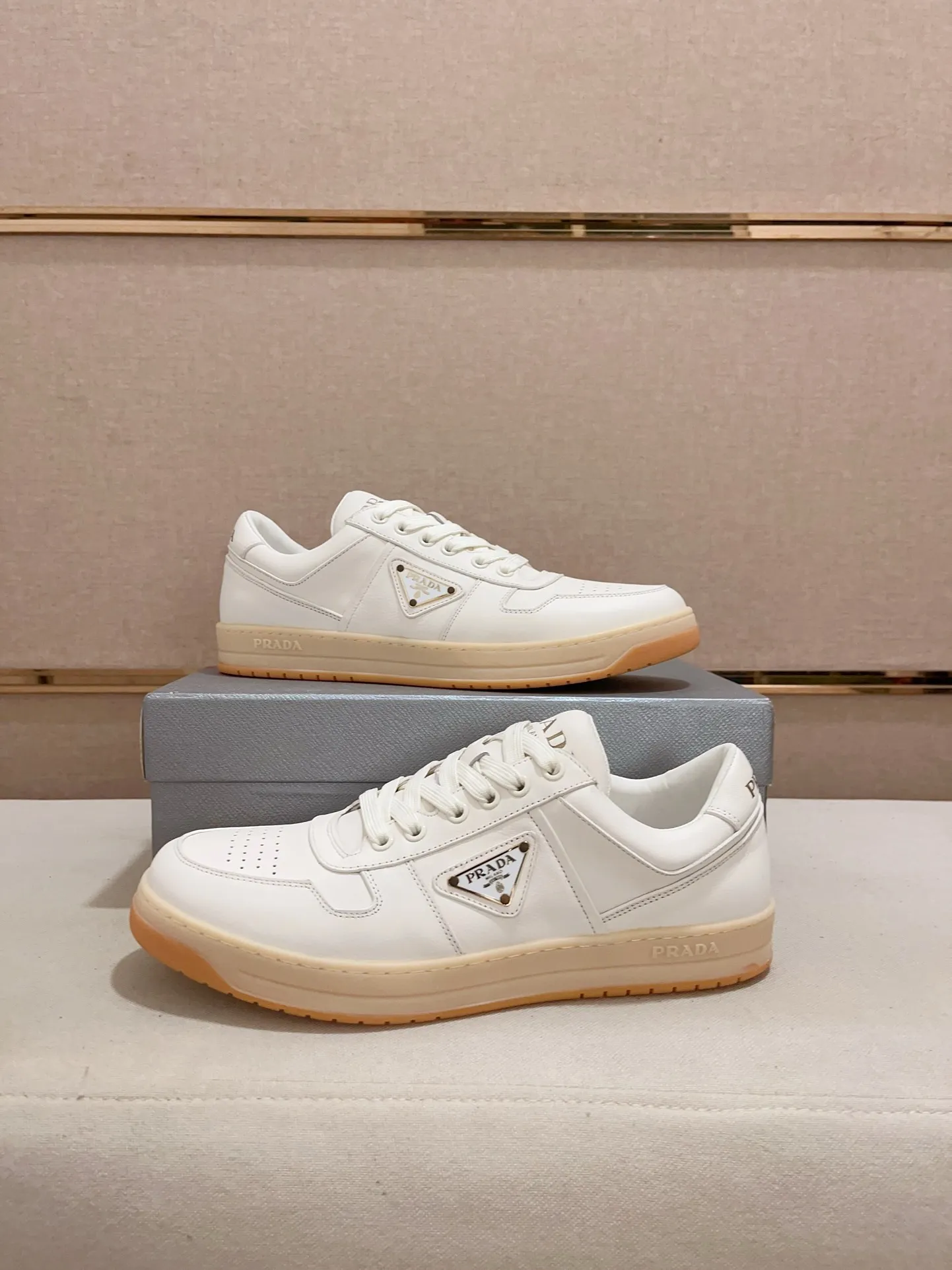 Factory price 540💰 ✔️✔️✔️High version High-quality new PRADA counters are available simultaneously, new men's shoes, 😘Material: Made of patent cowhide with breathable mesh. Inside: cowhide with breathable mesh 👍🏿 high-end ☄️ open-molded non-slip rubber outsole, exquisite lines, simple and elegant, comfortable and high-end for leisure travel. Code number: 38 to 44 (45 can be customized and 46 cannot be returned or exchanged)